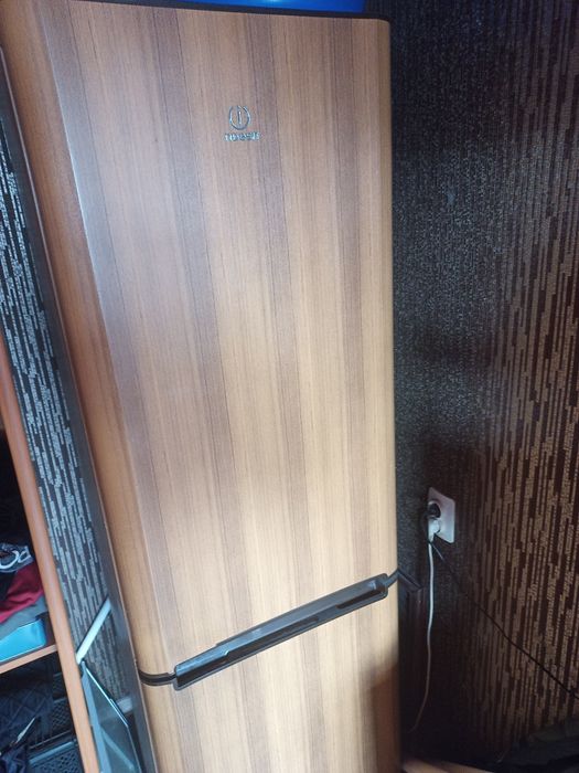 Продам холодильник INDESIT