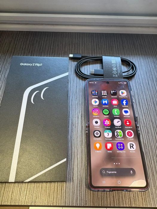 Samsung Galaxy Z flip 7 Coral