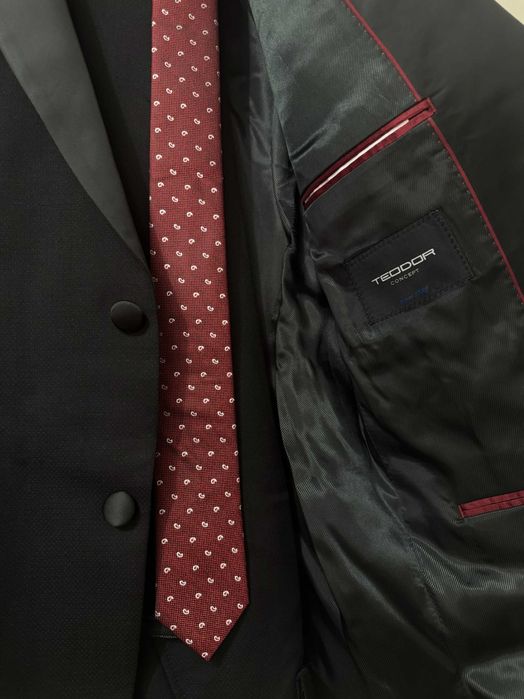 Официален черен мъжки костюм