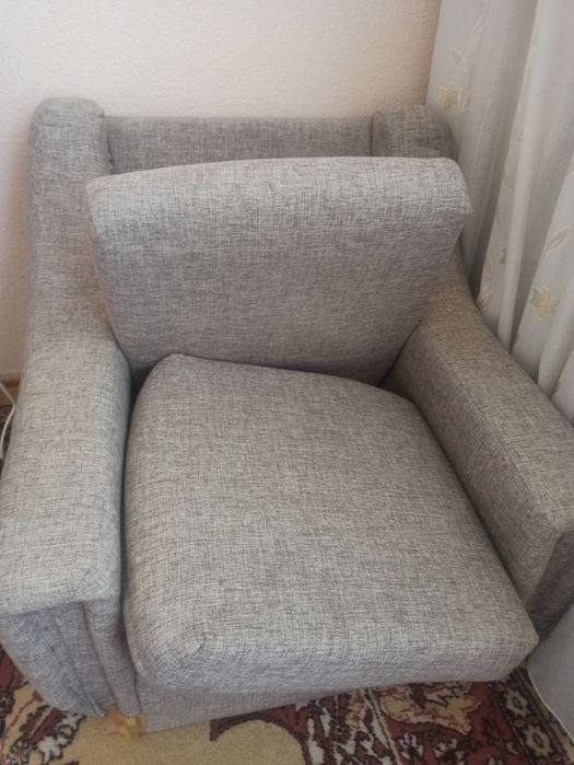 Кресло серого цвета незаконченное