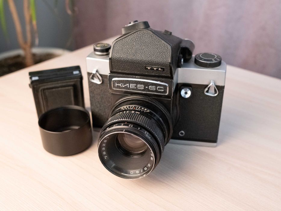 Киев 6С + Вега 12Б с призмой, шахтой и блендой. Средний формат, плёнка