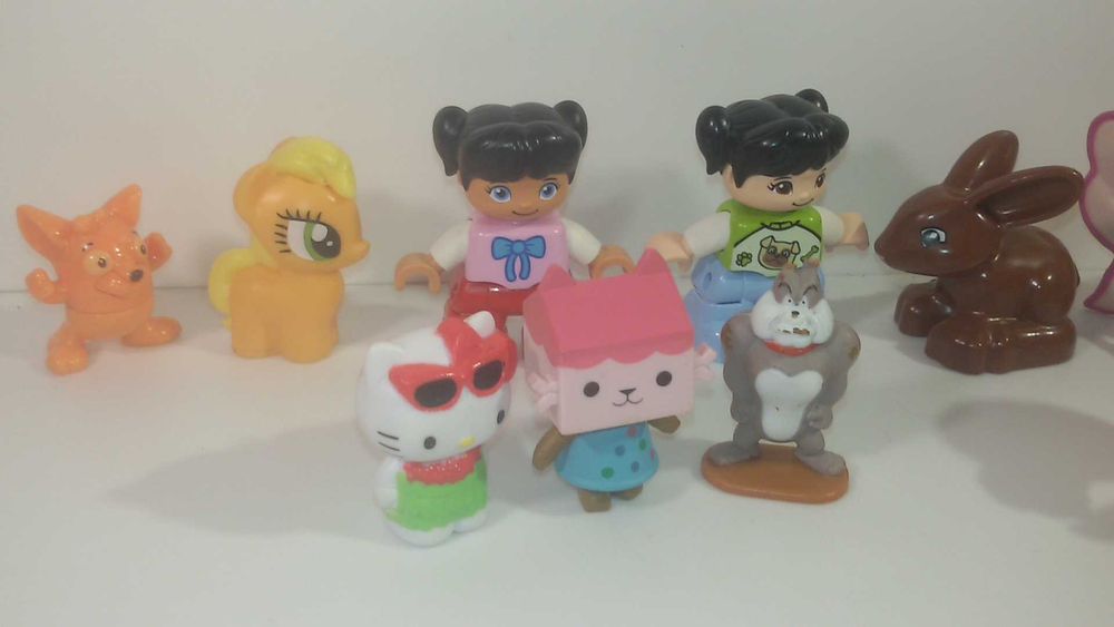 Лот малки пластмасови играчки