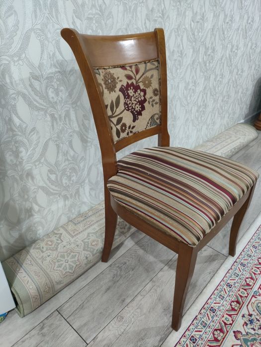 Стол со стульями
