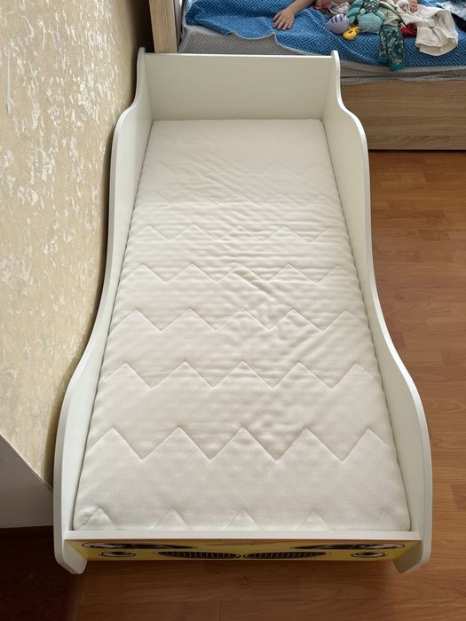 Продам детскую кровать-машину