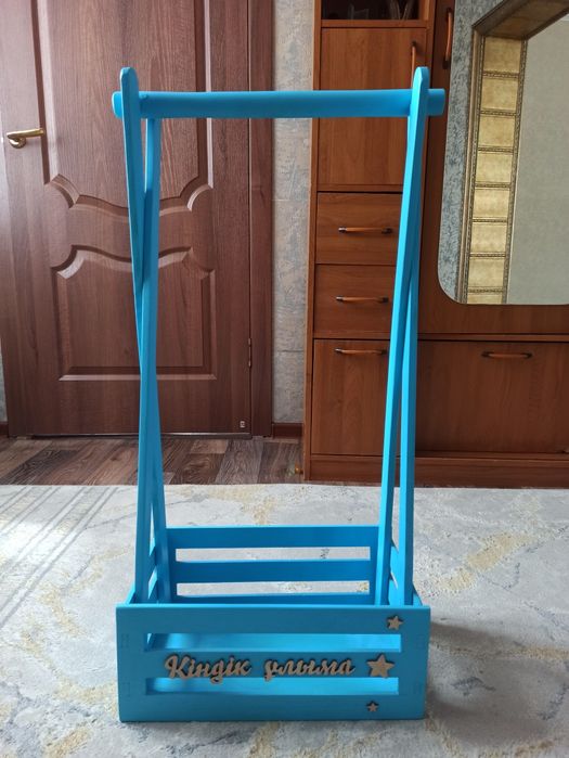 Вешалка с корзинкой подарочный