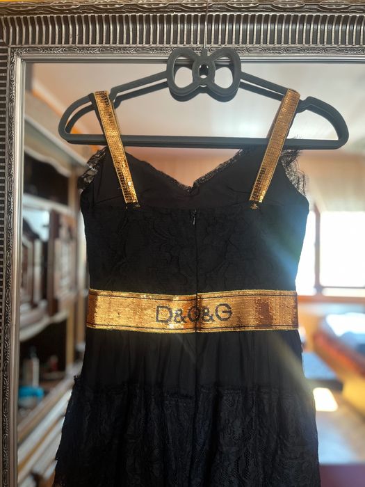 Rochie făcută pe comada