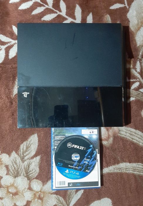 Vând PlayStation 4 fat în stare bună cu fifa 22