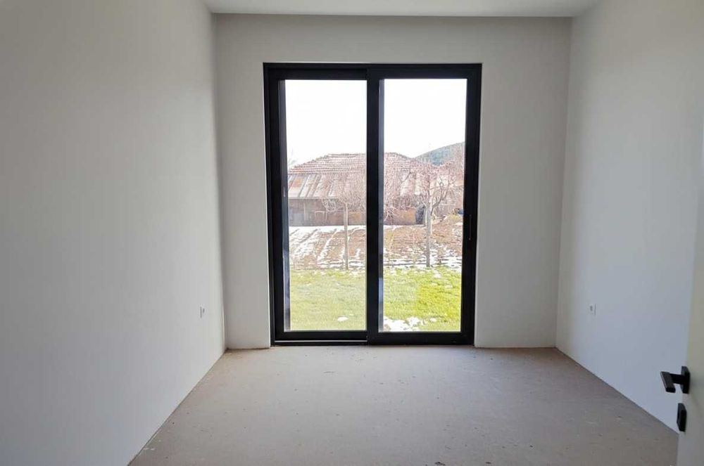 Къща с 4 спални и басейн в с.Стража