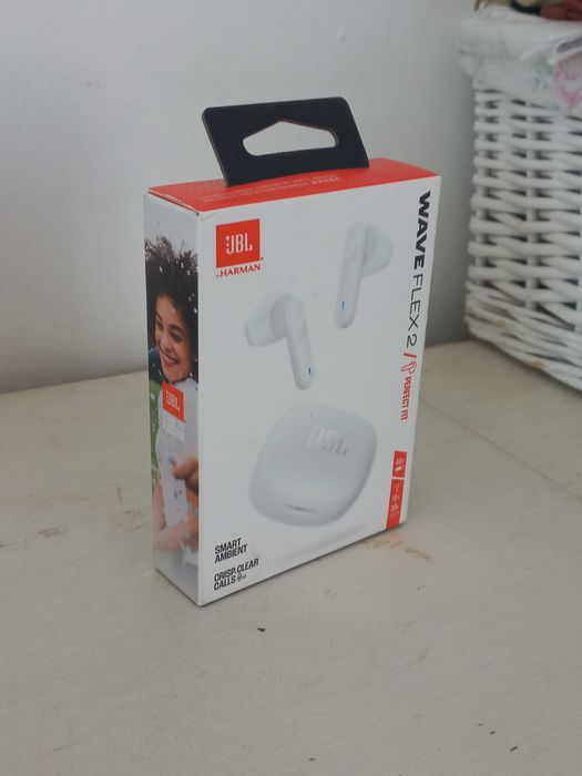 Чисто нови JBL бели безжични слушалки- wave flex 2