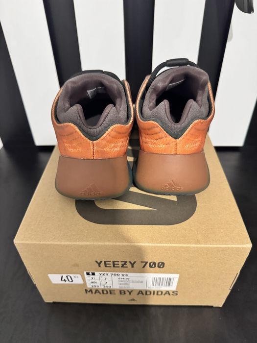 Vand Yeezy Boost 700 V3 Fade Copper originali