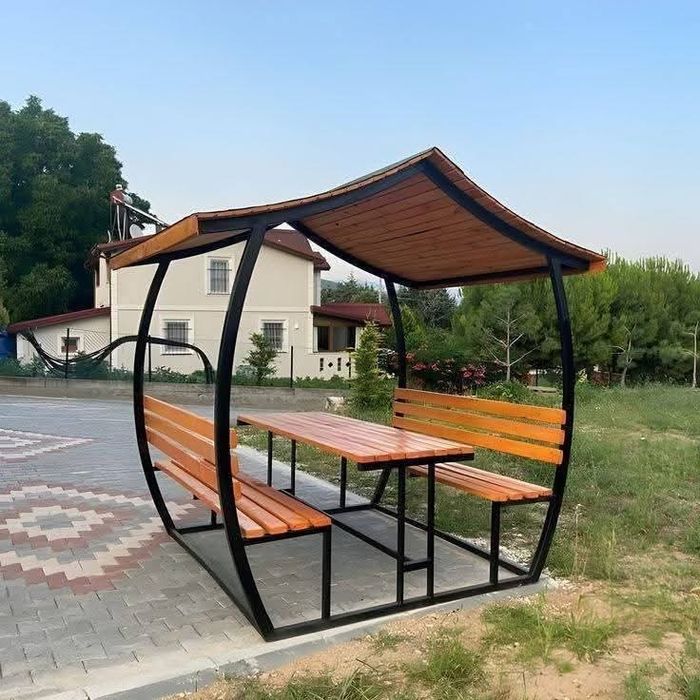 Masa de gradina din cadru metalic
