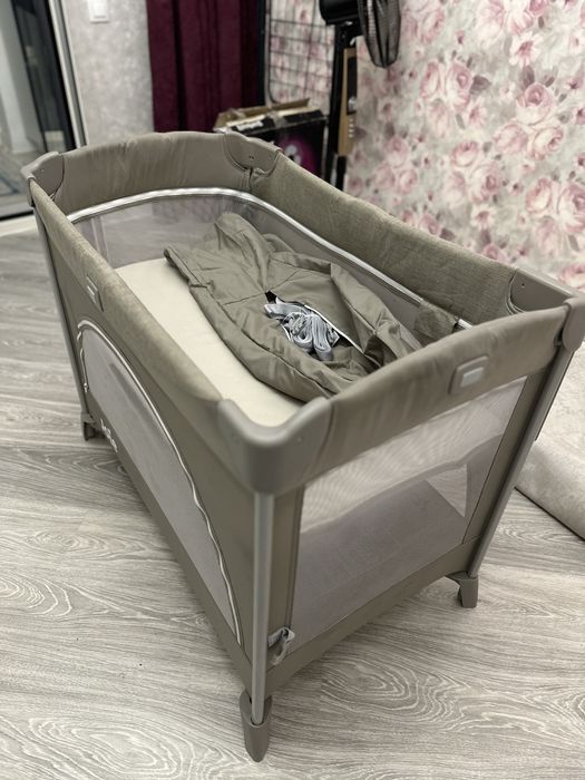 Продам кроватку Joie