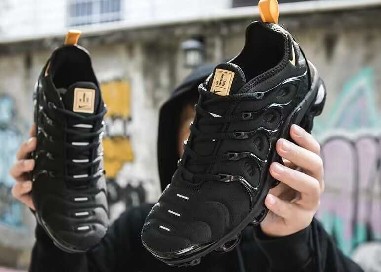 OFERTA ! NIKE Vapormax Plus , cumperi 2 perechi --> CADOU hanorac !