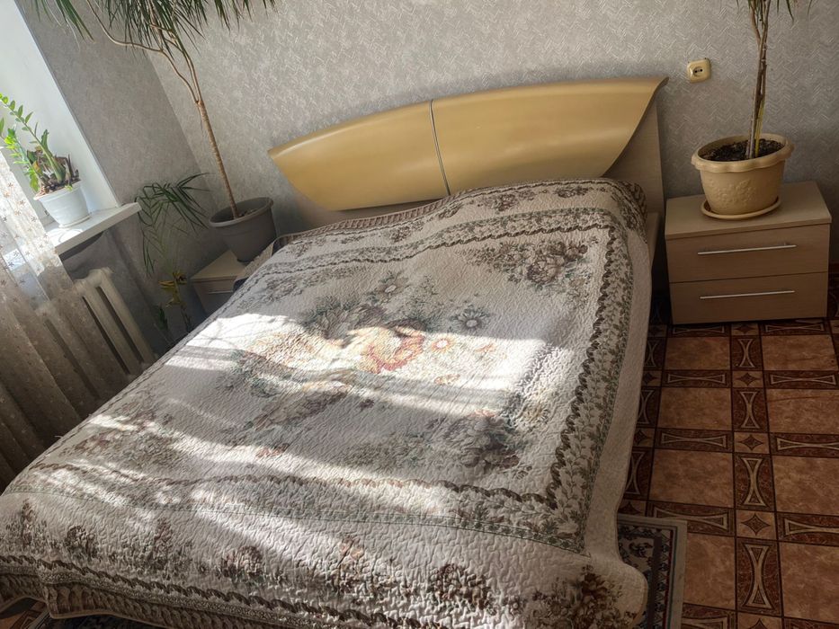 Кровать и тумбочки