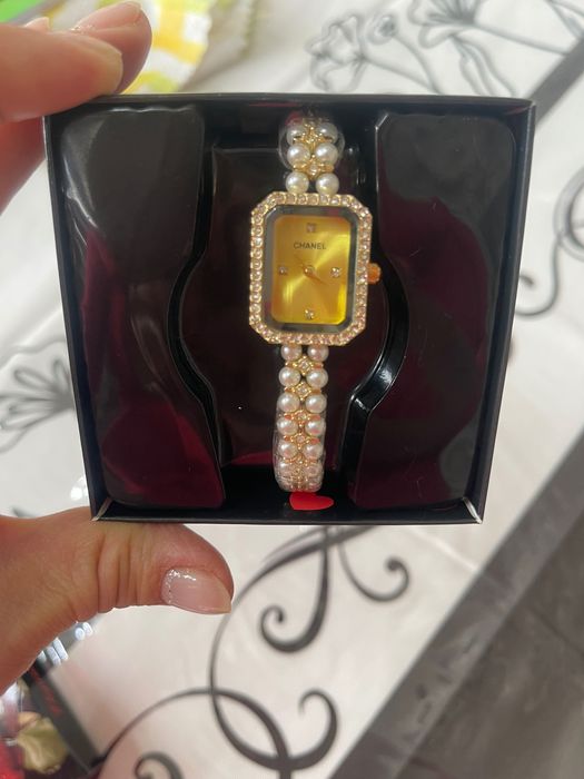 Продаются  часы в подарок к празднику 8 марта