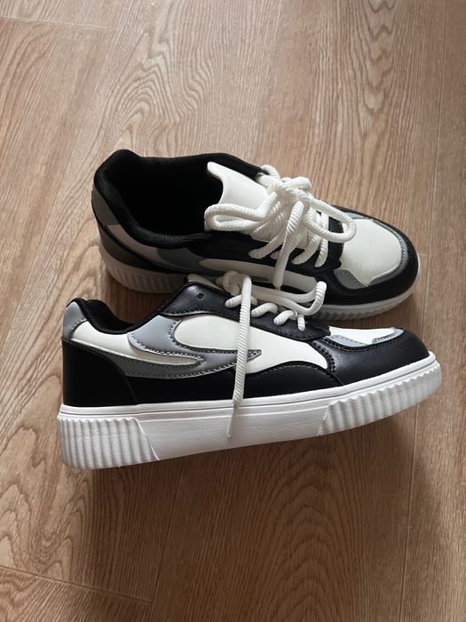 Две пары кроссовок и туфли