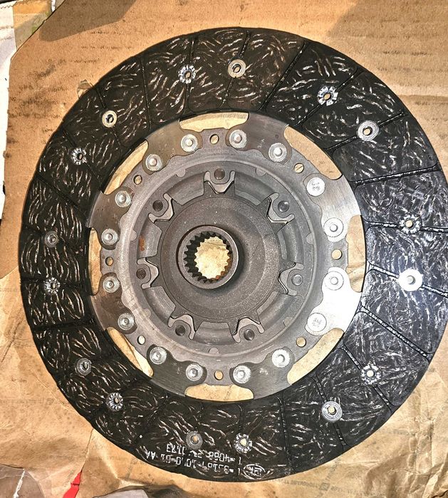 Съединител за форд чисто нов пълен комплект с маховик-Лукас - 800 лв.