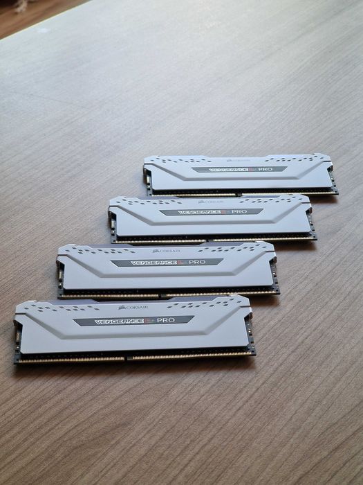 Vând (rami) memorie RAM Corsair Vengeance RGB Pro 32GB (4x8GB) DDR4 3200MHz.