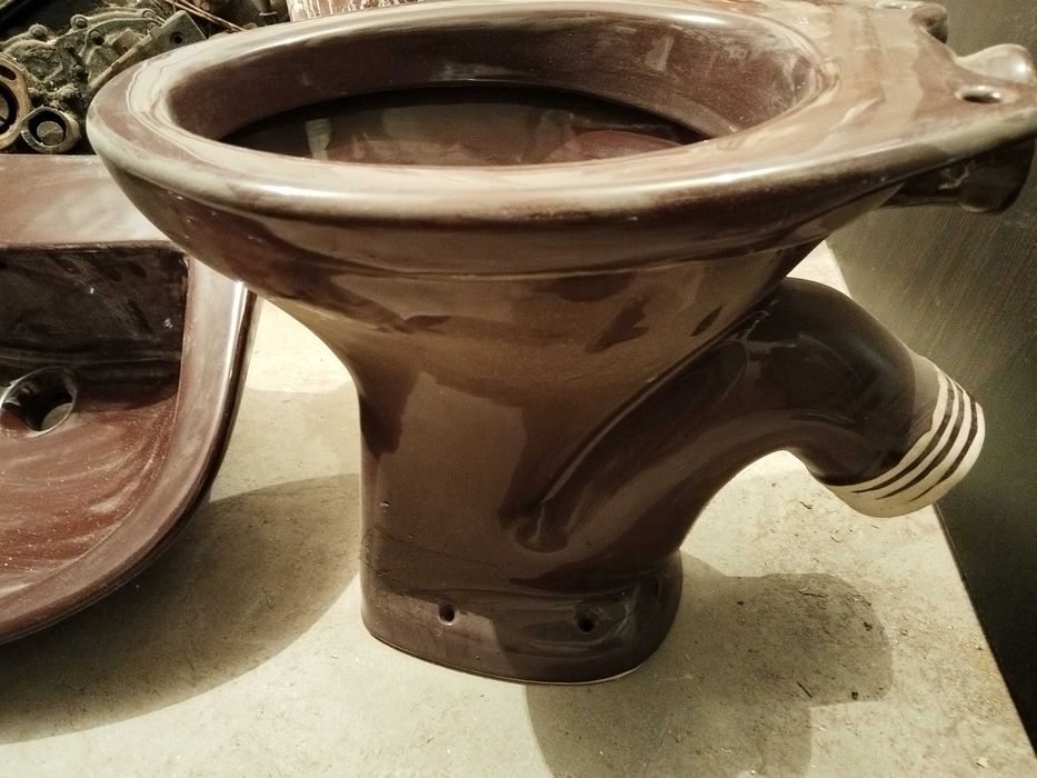 Нови фаянсова мивка,  тоалетна чиния и капак за тоалетна