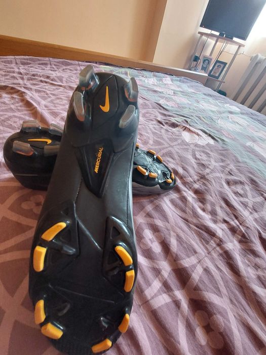 Футболни обувки бутонки Нови