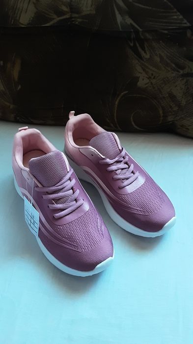 Adidași roz noi cu eticheta mărimea 39