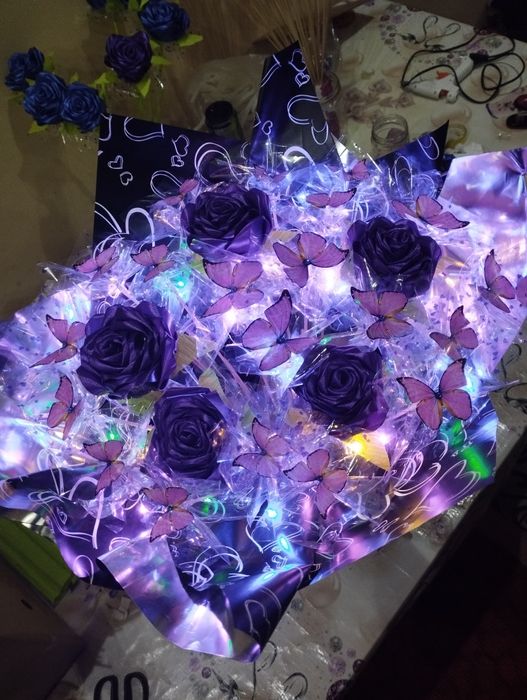 Букет из роз и бабочек