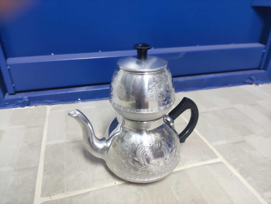 Ретро кафеварка с изящен дизайн и гравирани орнаменти