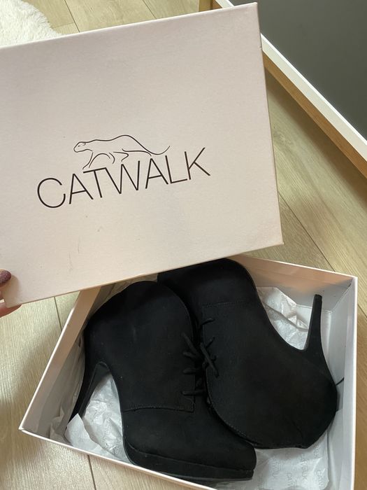 Черни велурени боти на ток Catwalk