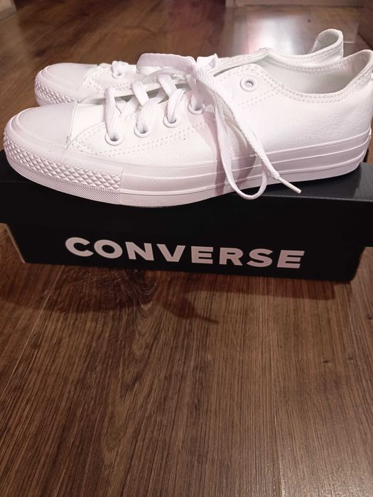 Нови оригинални дамски кецове Converse 38 номер.