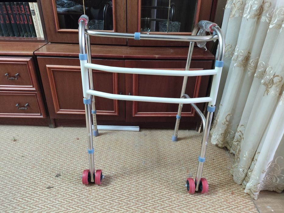 Продается ходунки, на колесах.