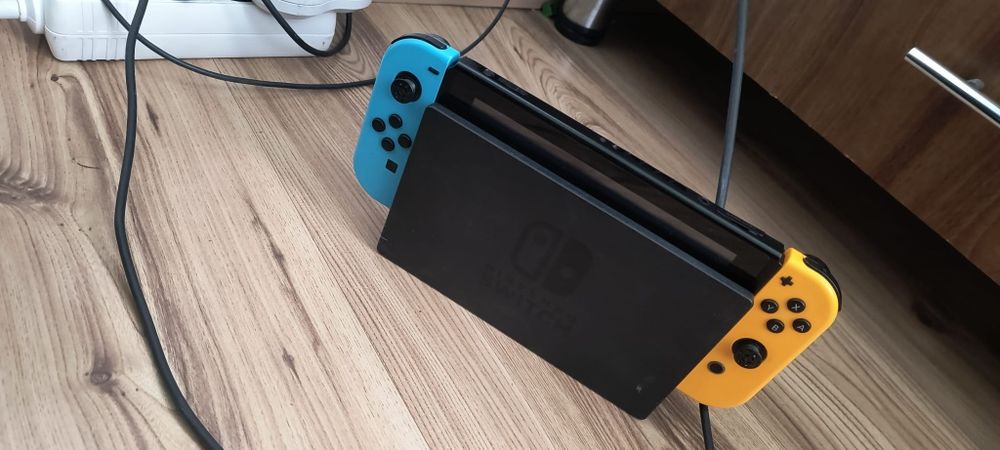 Nintendo Consolă Switch  (6 jocuri incluse, 4 Joy-Con, card memorie)