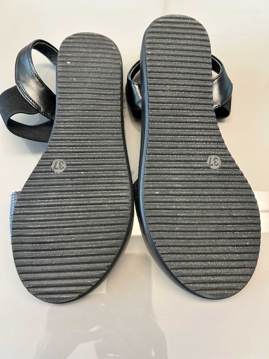 Нови спортни обувки Reserved + подарък сандали, н. 37