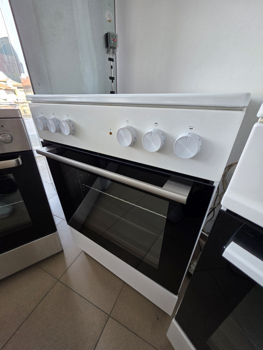 Свободностояща печка с керамични котлони Gorenje
