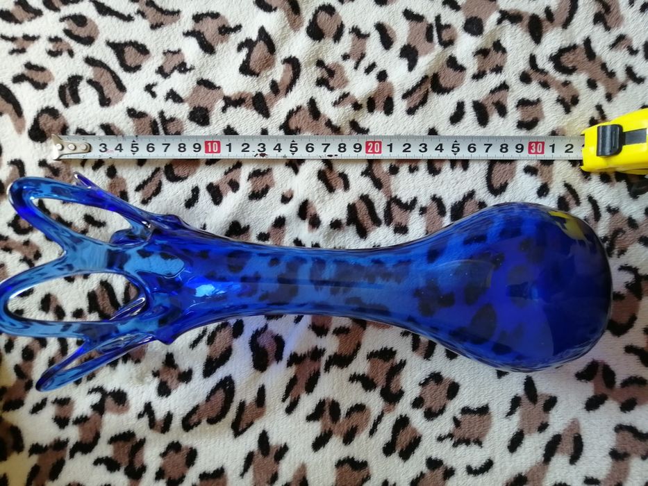 Красива ваза синьо стъкло