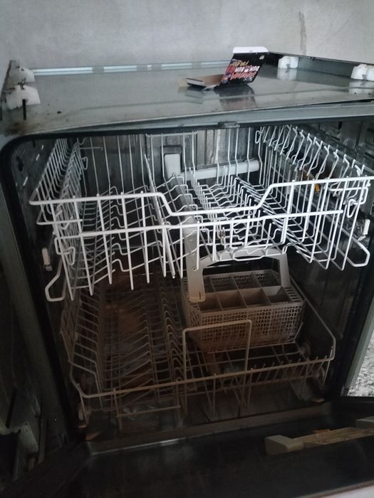 Vând două mașini de spălat vase Miele defecte dau eroare F14 .