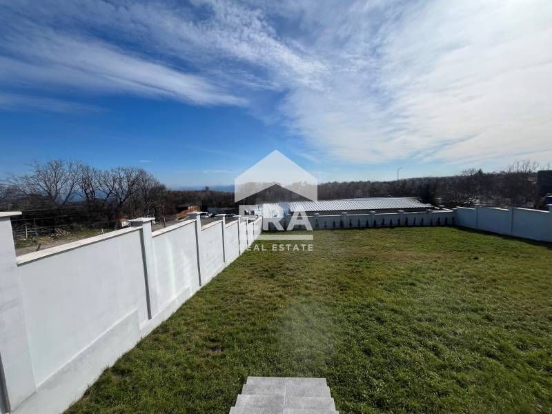 Двуетажна новопостроена къща за продажба, с двор и морска панорама, в