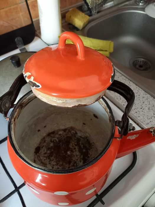 Продам чайник в горох 500тг.