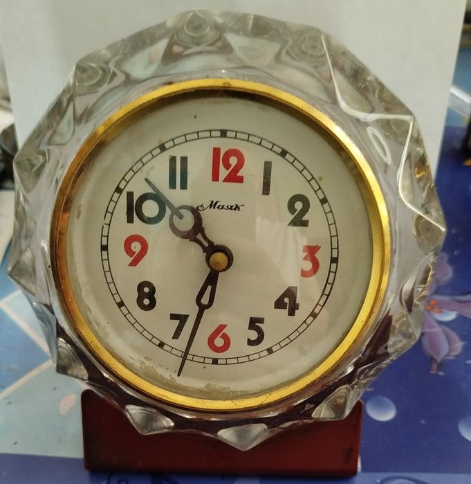 Продам часы СССР настольные