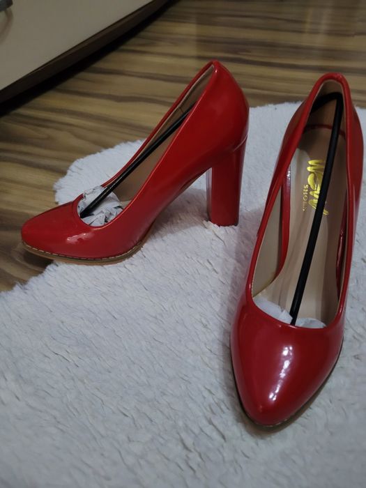 Червени лачени обувки