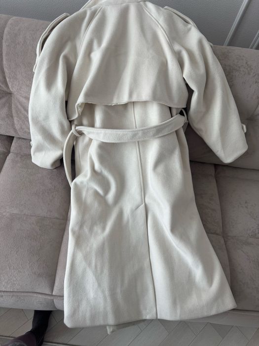 Белое зимнее пальто