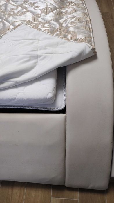 Продавам спалня комплект с 2бр нощни шкафчета