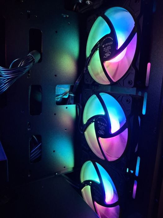 Vand PC gaming pe piese.