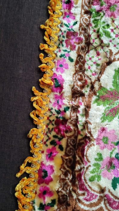 Страхотна кадифена покривка за маса ярки цветове