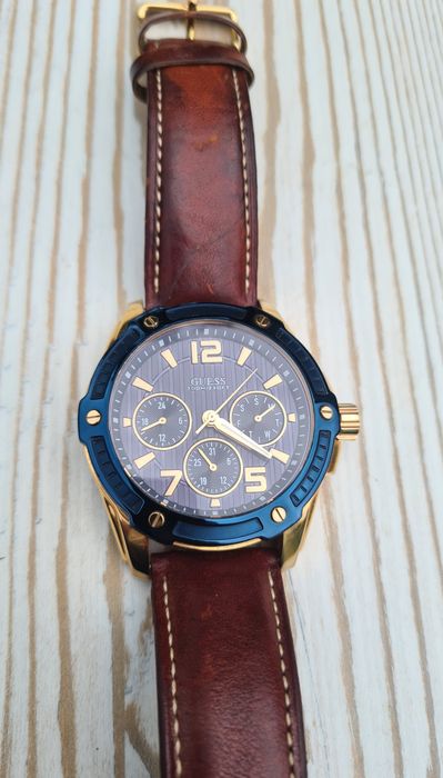 Продавам мъжки часовник Guess W0600G3