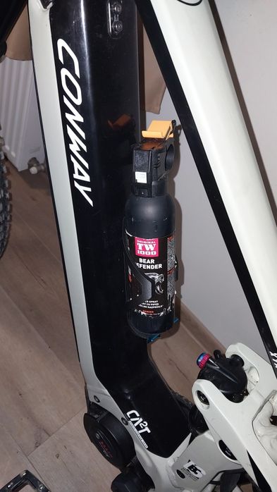Suport spray ursi pentru bicicleta
