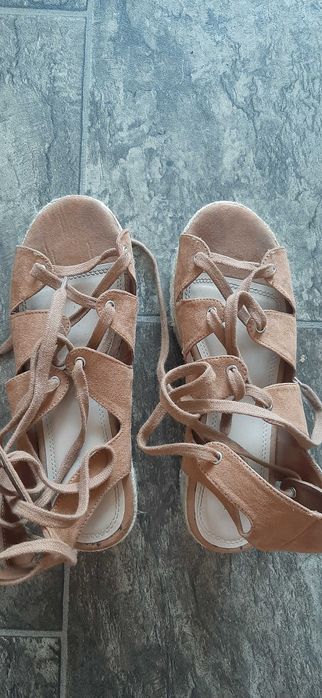 Сандали, висока подметка