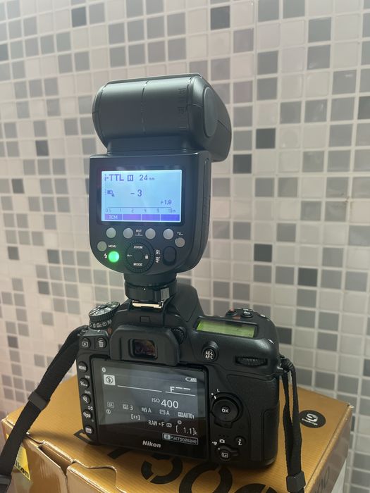 Продавам Nikon D7500 + външна светкавица Godox