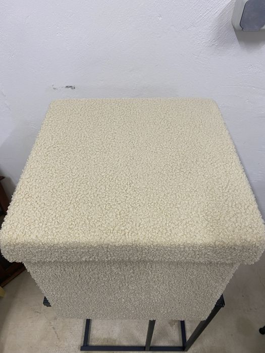 Малка табуретка с място за съхранение