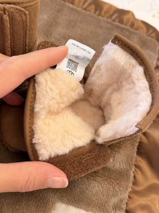 Бебешки боти UGG от естествена агнешка кожа