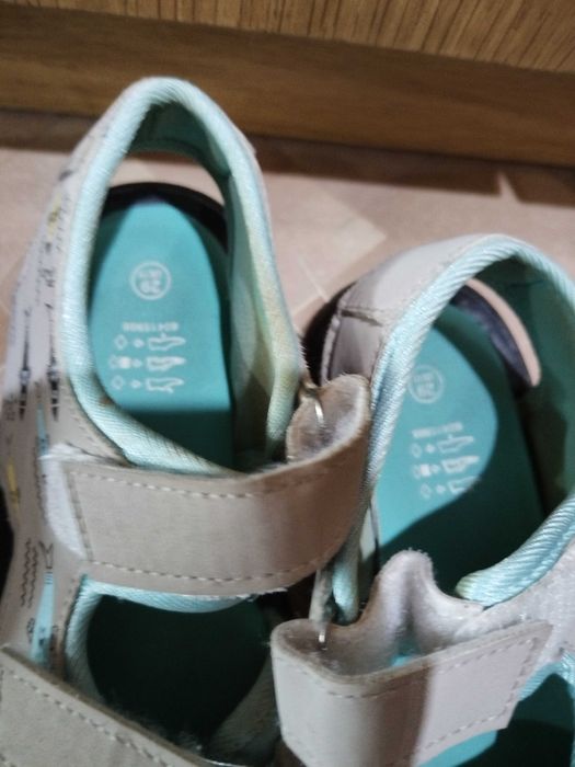 Обувки за момче.